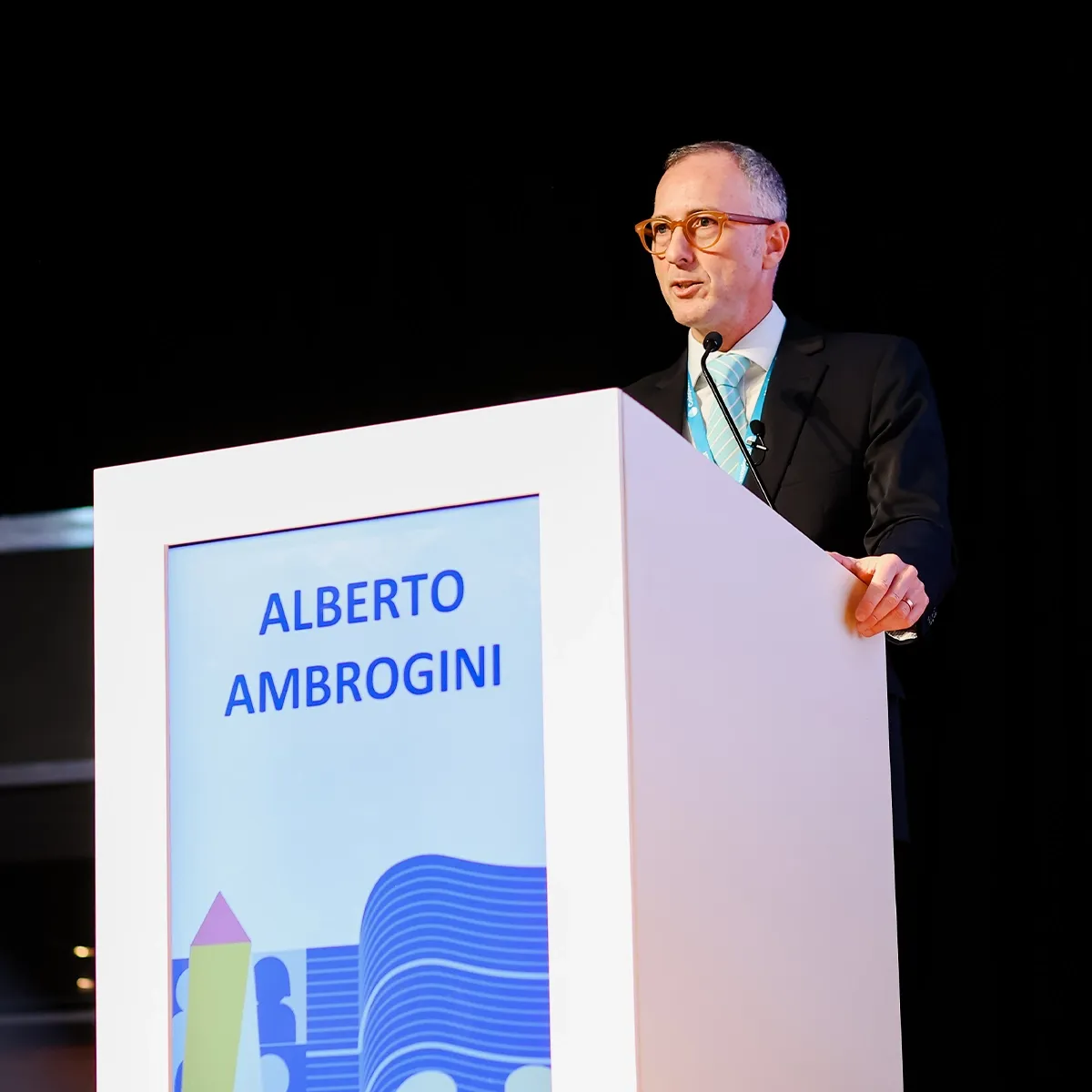 Dr. Alberto Ambrogini apresentando em congresso, no púlpito.